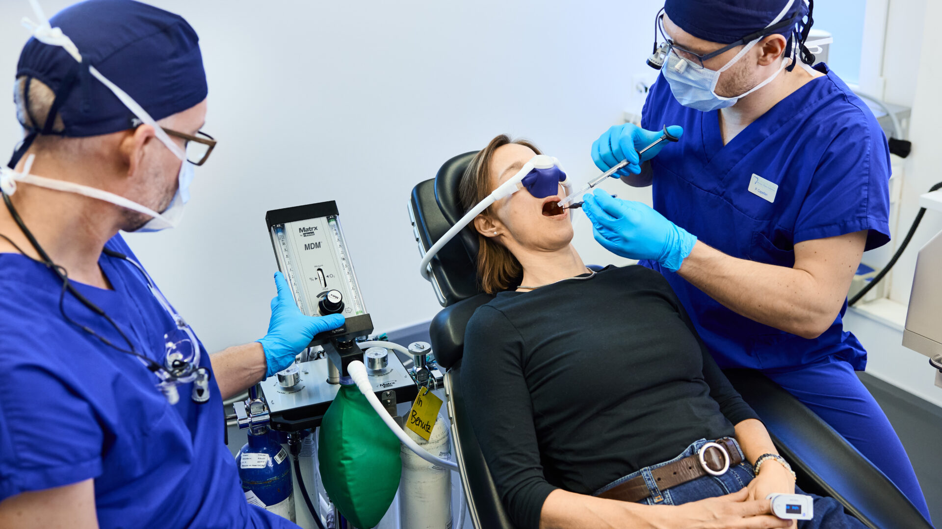 Das Team der Praxis von PD Dr. med. Dr. med. dent. Heinz-Theo Lübbers in Winterthur behandelt eine Patientin mit Lachgas Sedierung.