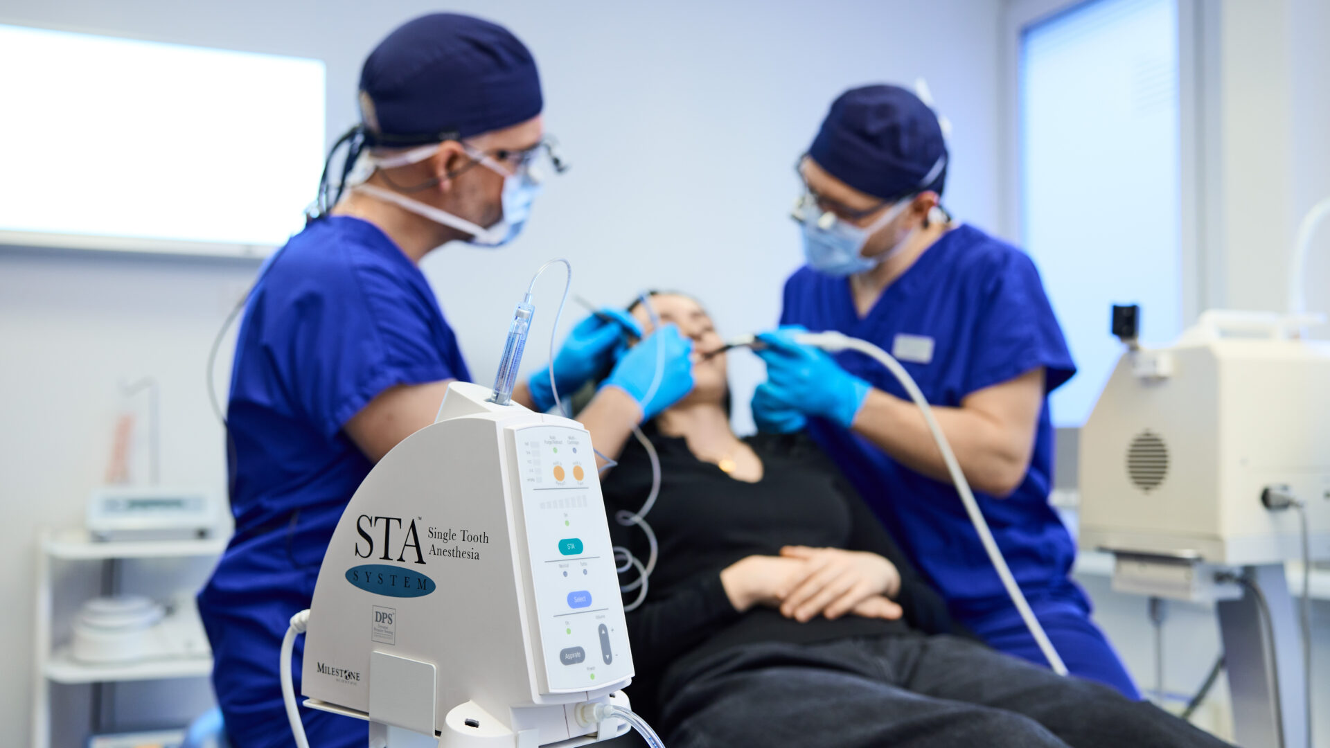 Das Team der Praxis von PD Dr. med. Dr. med. dent. Heinz-Theo Lübbers in Winterthur behandelt eine Patientin mit Spritzenangst.